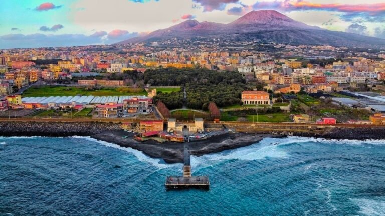 Top 5 Wonders to Visit & Relax in Naples